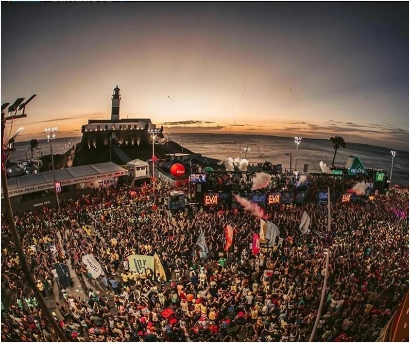 Foto do carnaval de Salvador representado por uma grande quantidade de pessoas