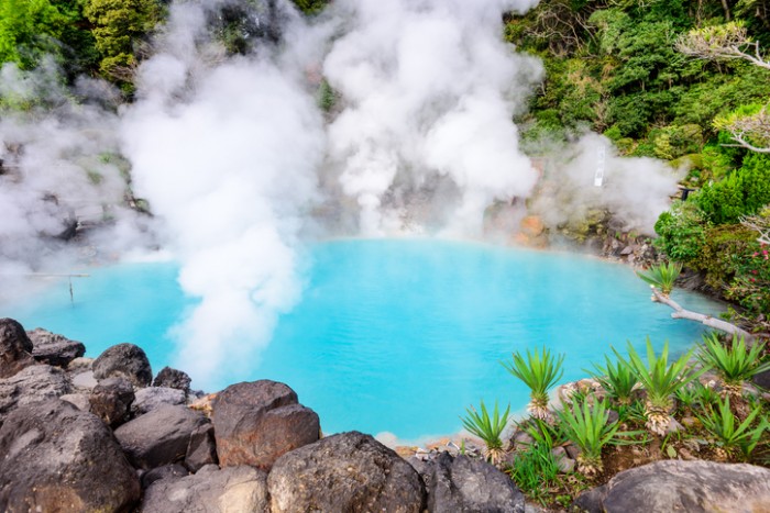 Destinos Internacionais Para Viajar em 2024. Foto do Beppu no Japão, aonde tem águas termais 