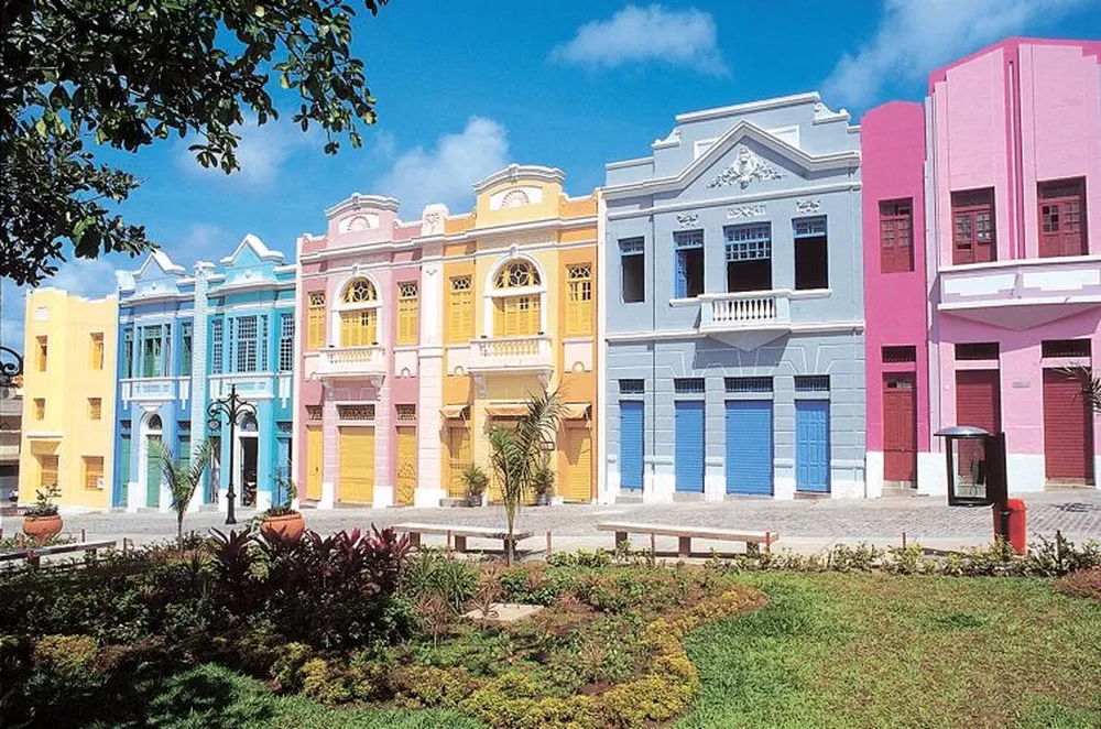 Centro Histórico de João Pessoa: é um verdadeiro mergulho na história e cultura da região. Com suas ruas de paralelepípedos e construções coloniais bem preservadas, o centro histórico encanta os visitantes com seu charme e autenticidade. Aqui, é possível explorar igrejas centenárias, como a Igreja de São Francisco, e visitar museus que contam a história da cidade e do estado da Paraíba. As praças pitorescas e os casarões coloridos completam a atmosfera encantadora desse patrimônio cultural brasileiro.
