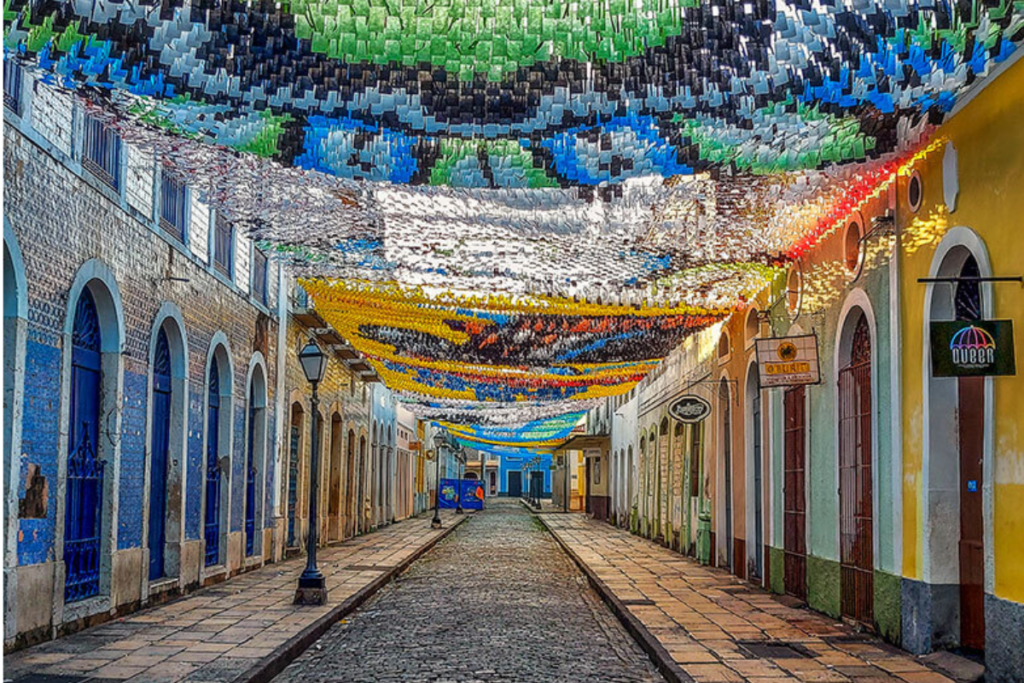 Centro Histórico de São Luís: É uma verdadeira viagem no tempo, onde cada esquina revela um pouco da história colonial do Brasil. Os sobrados e casarões bem preservados contam a história dos períodos de ocupação francesa e portuguesa, com suas fachadas coloridas e detalhes arquitetônicos únicos. Além disso, o centro histórico abriga praças encantadoras, como a Praça Gonçalves Dias e a Praça Benedito Leite, onde é possível apreciar a beleza da arquitetura colonial e vivenciar a atmosfera cultural da cidade.
