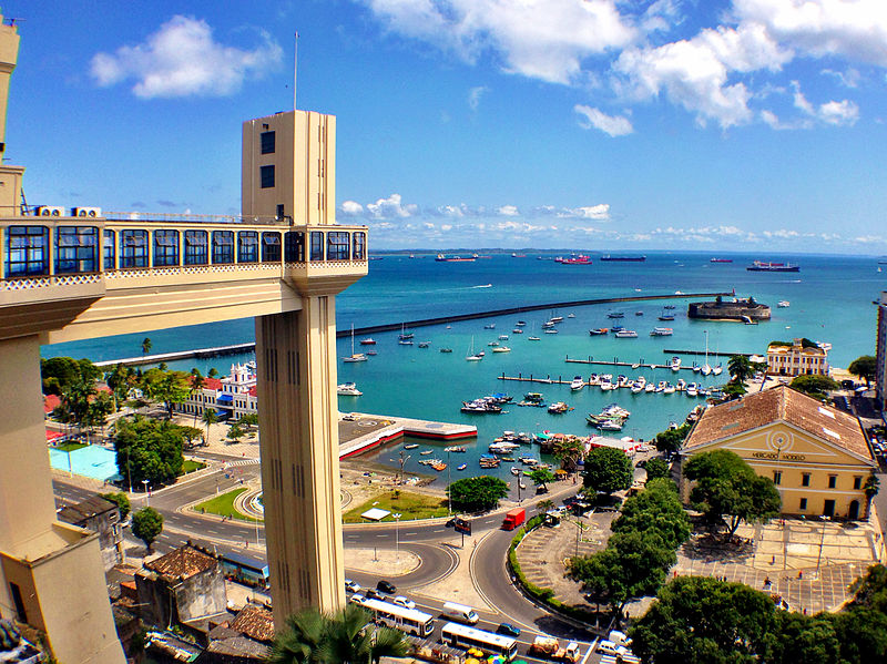 Elevador Lacerda: Inaugurado em 1873, é considerado um dos primeiros elevadores urbanos do mundo e conecta a Cidade Baixa, localizada junto ao Porto de Salvador, à Cidade Alta, onde está o Pelourinho, um dos centros históricos mais importantes do Brasil. Com quase 73 metros de altura, o Elevador Lacerda oferece uma vista panorâmica deslumbrante da Baía de Todos os Santos e da cidade de Salvador. Além de sua função de transporte, tornou-se uma atração turística por si só, proporcionando uma experiência única aos visitantes que desejam apreciar a paisagem e conhecer mais sobre a história da cidade.