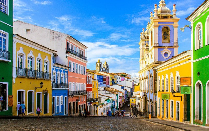 Pelourinho: Um dos centros históricos mais importantes do Brasil, repleto de ruas de paralelepípedos, casarões coloridos, igrejas barrocas e praças encantadoras. É um local onde a história e a cultura de Salvador se encontram, com diversos museus, galerias de arte, lojas de artesanato e apresentações culturais.
